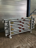 Load image into Gallery viewer, Schroefstempels huren bij Wijdo Materieel, verstelbaar van 1,70 tot 3 meter. Perfect voor tijdelijke ondersteuning bij bouwprojecten.